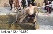 Окунание в воду на Крещение. Dipping into the water on Epiphany. Russia, Omsk, January 19, 2018. Редакционное видео, видеограф EStarodubov / Фотобанк Лори