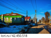 Дорога в посёлке вдоль деревянных домов (улица Кооперативная, Желнино, Нижегородская область) (2024 год). Редакционное фото, фотограф Илья Старков / Фотобанк Лори