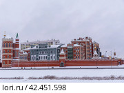 Комплекс зданий (бывшая резиденция губернатор Л.И.Маркелова) на Воскресенской набережной в Йошкар-Оле (2021 год). Редакционное фото, фотограф Сергей Веселовский / Фотобанк Лори