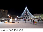 Город Тюмень. Площадь 400-летия Тюмени. Новогодняя елка и драматический театр ночью (2022 год). Редакционное фото, фотограф Александр Тараканов / Фотобанк Лори