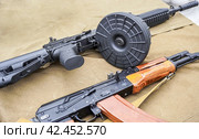 Russian Kalashnikov assault rifle AK-12 with a drum magazine, AK-74 assault rifle (2023 год). Редакционное фото, фотограф FotograFF / Фотобанк Лори