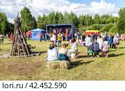 Folk music band performs at the historical festival of culture and life "Slavic Coast" (2022 год). Редакционное фото, фотограф FotograFF / Фотобанк Лори