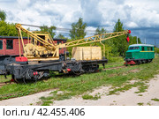 TESOVO-NETYLSKY, RUSSIA - JULY 15, 2023: Crane installation LT-110 and motor carriage PD-1 in the museum of narrow-gauge railways on a July day. Tesovo-Netylsky station. Редакционное фото, фотограф Виктор Карасев / Фотобанк Лори