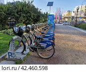Пункт проката велосипедов. Цветной бульвар. Город Москва (2023 год). Редакционное фото, фотограф lana1501 / Фотобанк Лори