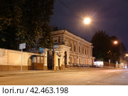 Здание посольства Шри-Ланки на улице Щепкина, Москва. Building of Sri Lanka embassy in the former Bolotnov mansion in Shchepkin street of Moscow. Summer night view. (2021 год). Стоковое фото, фотограф Александр Кузнецов / Фотобанк Лори