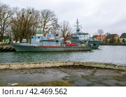 РТ-273 (бортовой № 319) - рейдовый тральщик проекта 10750, шифр "Сапфир" и базовый тральщик проекта 1265 «Яхонт». Пристань с военными кораблями. Крепостной канал. Балтийск. Калининградская область (2023 год). Редакционное фото, фотограф Сергей Афанасьев / Фотобанк Лори