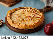 Apple pie, galette with fruits, sweet pastries on blue tablecloth, sweet crostata. Стоковое фото, фотограф Natalia Gdovskaia / Фотобанк Лори