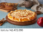 Apple pie, galette with fruits, sweet pastries on blue tablecloth, sweet crostata. Стоковое фото, фотограф Natalia Gdovskaia / Фотобанк Лори