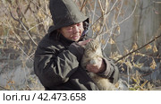 Бомж, бездомная женщина бродяга. Portrait homeless unkempt woman and stray cat. Стоковое видео, видеограф EStarodubov / Фотобанк Лори