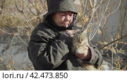 Бомж, бездомная женщина бродяга. Portrait homeless unkempt woman and stray cat. Стоковое видео, видеограф EStarodubov / Фотобанк Лори