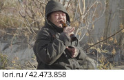 Бомж, бездомная женщина бродяга. Portrait homeless woman vagabond in a temporary place is drinking beer. Стоковое видео, видеограф EStarodubov / Фотобанк Лори