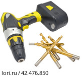 Электрическая ручная дрель и сверла на белом фоне. Electrical hand drill and drill bits isolated on white background. Стоковое фото, фотограф Татьяна Д / Фотобанк Лори