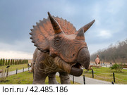 Трицератопс в Динопарке Янтарного (2024 год). Редакционное фото, фотограф Константин Чижов / Фотобанк Лори
