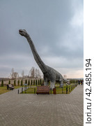 Фигура диплодока в Динопарке Янтарного (2024 год). Редакционное фото, фотограф Константин Чижов / Фотобанк Лори