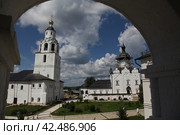 Summer landscape in Russia in Kazan, Sviyazhsk island. Church in the village. A village in the Zelenodolsky district of Tatarstan, on an island at the confluence of Sviyaga in the Volga. (2017 год). Стоковое фото, фотограф Валерий Леонидович / Фотобанк Лори