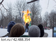 Сжигание чучела на масленицу (2024 год). Редакционное фото, фотограф Роман Лукьянов / Фотобанк Лори