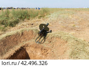 Военная реконструкция, старый пулемёт Максим в окопе, эпизод Сталинградской битвы, Великая Отечественная война (2021 год). Редакционное фото, фотограф Андрей Цыганков / Фотобанк Лори