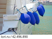 Защитные швартовочные устройства на борту яхты. A Fender hanging on the yacht board. Стоковое фото, фотограф Татьяна Д / Фотобанк Лори