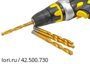 Электрическая ручная дрель и сверла на белом фоне. Electrical hand drill and drill bits isolated on white background. Стоковое фото, фотограф Татьяна Д / Фотобанк Лори