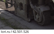 Скрепер, дорожная фреза для снятия асфальта. Renovation of the road. Road scraping machine removes old asphalt. Стоковое видео, видеограф EStarodubov / Фотобанк Лори