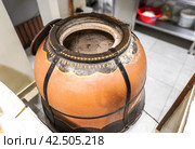 Large tandoor oven for making traditional asian flat bread. Стоковое фото, фотограф FotograFF / Фотобанк Лори