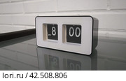 Перекидной циферблат часов будильника. Монтаж двух планов. Flip clock mechanism. 8:00 PM. Flip clock watch face. White brick wall in the background. Slow motion 240 fps. Стоковое видео, видеограф EStarodubov / Фотобанк Лори