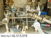 Промышленные трубы и вентеля замерзают при перекачке газа, охлажденной жидкости, Перекачка Аргона. Стоковое фото, фотограф Руслан Лесков / Фотобанк Лори