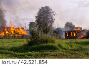 Пожар в деревне. Горят деревянные дома в деревне Ранцево Тверской области. (2021 год) Стоковое фото, фотограф Мария / Фотобанк Лори