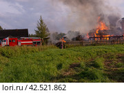 Пожар в деревне. Горят деревянные дома в деревне Ранцево Тверской области. (2021 год) Стоковое фото, фотограф Мария / Фотобанк Лори