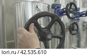 The worker's hands block the valves. Стоковое видео, видеограф Потийко Сергей / Фотобанк Лори