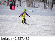 Kirovsk, Murmansk region, Russia, March 10, 2024:  Small child learning to ski on ski southern slope of Bolshoi Vudyavr ski complex. Редакционное фото, фотограф Алексей Антипов / Фотобанк Лори