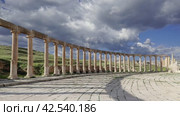 Forum (Oval Plaza) in Gerasa (Jerash), Jordan. Was built in the first century AD. Against the background of a beautiful sky with clouds, 4K, time lapse (2024 год). Стоковое видео, видеограф Владимир Журавлев / Фотобанк Лори
