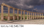 Forum (Oval Plaza) in Gerasa (Jerash), Jordan. Was built in the first century AD. Against the background of a beautiful sky with clouds, 4K, time lapse (2024 год). Стоковое видео, видеограф Владимир Журавлев / Фотобанк Лори