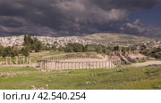 Forum (Oval Plaza) in Gerasa (Jerash), Jordan. Was built in the first century AD. Against the background of a beautiful sky with clouds, 4K, time lapse, with zoom (2024 год). Стоковое видео, видеограф Владимир Журавлев / Фотобанк Лори