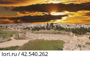 Forum (Oval Plaza) in Gerasa (Jerash), Jordan. Was built in the first century AD. Against the background of the sunset, 4K, time lapse, with zoom (2024 год). Стоковое видео, видеограф Владимир Журавлев / Фотобанк Лори