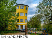 Полукруглое желтое здание (Общежитие 1930, Дзержинск) (2022 год). Редакционное фото, фотограф Илья Старков / Фотобанк Лори