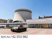 Танк Т-34 у входа в музей-заподведник Сталинградская битва (2016 год). Редакционное фото, фотограф Сергей Веселовский / Фотобанк Лори