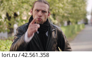 Мужчина грозит указательным пальцем. Команда запрета. Man strictly forbid and shaking index finger toward the camera several times means prohibition. Finger wag. Стоковое видео, видеограф EStarodubov / Фотобанк Лори