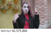 Обдумывание проблемы и принятие решения. Mime young woman in a black coat thinking over problem for making decision. Стоковое видео, видеограф EStarodubov / Фотобанк Лори