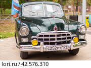 День города Королев - 85 лет. Выставка ретро-машин. Старинные машины. Автомобиль ЗИМ. The day of the city of Queens is 85 years old. An exhibition of retro cars. Vintage cars. The car ZIM. (2023 год). Редакционное фото, фотограф Мария / Фотобанк Лори