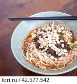 Sichuan style noodles like spicy noodle with chicken gizzard, minced, vegetables and peanut, Chinese cuisine (2018 год). Стоковое фото, фотограф VittoriaChe / Фотобанк Лори