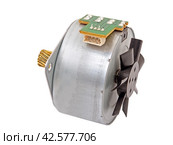 Ротор электрического мотора на белом фоне. Electric motor rotor isolated white background. Стоковое фото, фотограф Татьяна Д / Фотобанк Лори