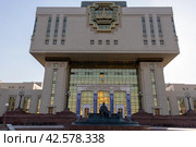 Здание Фундаментальной библиотеки МГУ им. М.В.Ломоносова (2023 год). Редакционное фото, фотограф Андрей Иванов / Фотобанк Лори