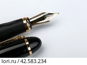 golden fountain pen on a white paper. Стоковое фото, фотограф Александр Калугин / Фотобанк Лори
