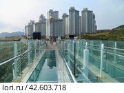 Обзорная стеклянная площадка Oryukdo Skywalk над морем в Пусане, Южная Корея (2019 год). Редакционное фото, фотограф Римма Тельнова / Фотобанк Лори