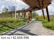 Пергола с ажурной тенью в парке "Тюфелева роща". Город Москва (2021 год). Редакционное фото, фотограф Солодовникова Елена / Фотобанк Лори
