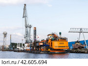 Floating crane Liebherr 995 is moored in seaport (2021 год). Редакционное фото, фотограф EugeneSergeev / Фотобанк Лори