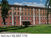 Здание бывшей казармы фабричного посёлка (построена в 1847–1858 годы). Улица Победы, 7. Город Реутов. Балашихинский район. Московская область (2012 год). Редакционное фото, фотограф lana1501 / Фотобанк Лори
