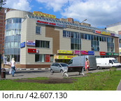 Торговый центр "Карат". Улица Ленина, 1а. Город Реутов. Балашихинский район. Московская область (2012 год). Редакционное фото, фотограф lana1501 / Фотобанк Лори