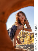 Женщина занимается йогой среди камней на фоне неба. Стоковое фото, фотограф Elena Kotova / Фотобанк Лори